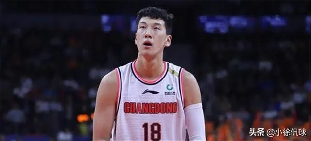 广东男篮随队记者关辛，晒出了球队在圣诞之夜的晚餐，杜锋看着录像喝鸭汤，你怎么看？