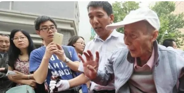 山东82岁老人参加高考，与老伴并肩回家，这么大年纪参加高考究竟是为何？