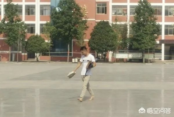 与考生换鞋，南阳一老师赤脚行走的照片火了，你怎么看？
