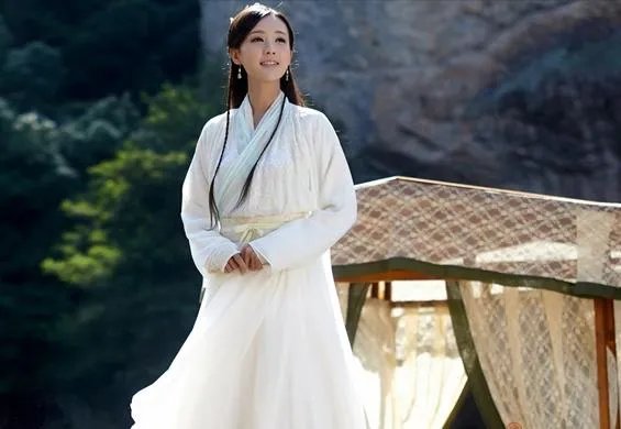 新版射雕中李一桐扮演的黄蓉能超越83版翁美玲吗?