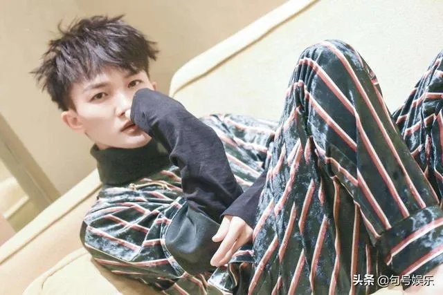 周深在卡布时期唱的《光》就已经具有很高技巧性了，这样的音域是天生的吗？