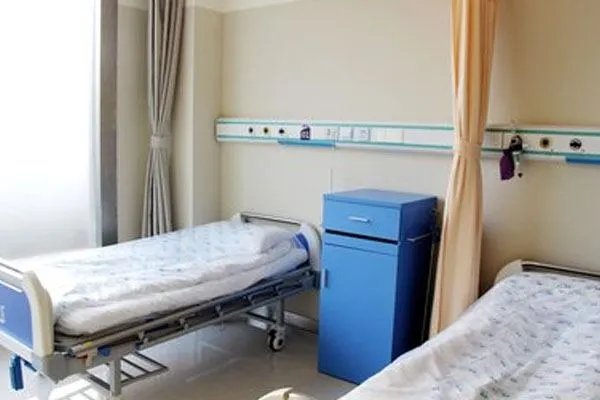 患者霸占病房6年，占用公共资源的行为如何处理？