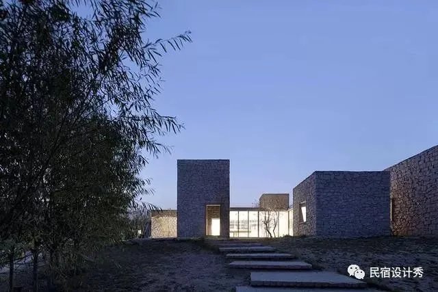 方整简洁，质感粗粝的土红色“盒子”