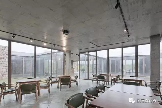 方整简洁，质感粗粝的土红色“盒子”