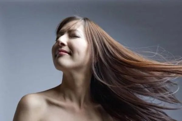 头顶头发变稀少怎么回事