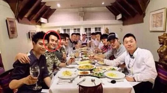 王凯、童瑶被曝深夜聚会全程牵手，两人是否正在热恋？