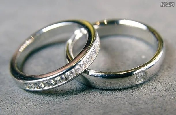 误将钻戒当垃圾扔 钻石戒指回收多少钱