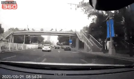 恶意别车泼咖啡有感：黑车刑拘大快人心，不文明驾驶也要不得