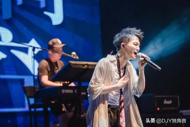 周深在卡布时期唱的《光》就已经具有很高技巧性了，这样的音域是天生的吗？