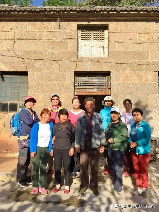 驴友拿出她的吃的跟我们分享