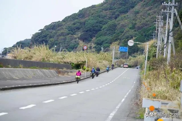 驴友拿出她的吃的跟我们分享