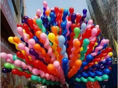 母女俩在街头卖气球突遇大风，气球快被吹跑，女儿的举动为何会让全网泪目？