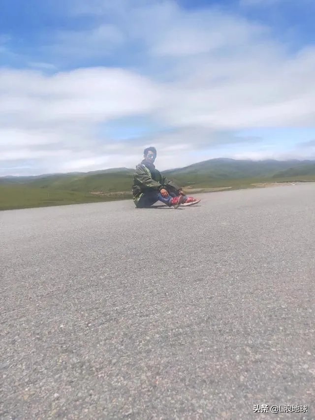 驴友拿出她的吃的跟我们分享