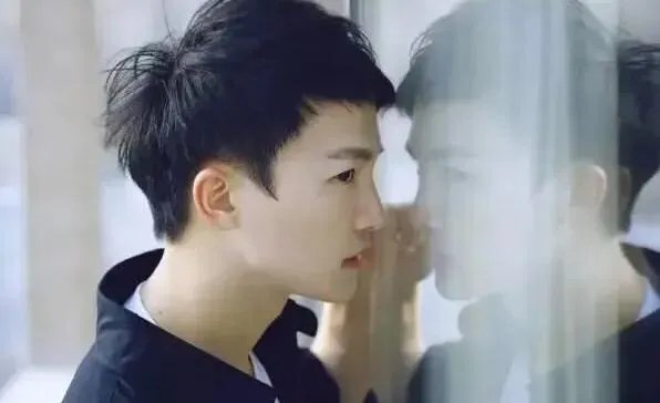 周深在卡布时期唱的《光》就已经具有很高技巧性了，这样的音域是天生的吗？