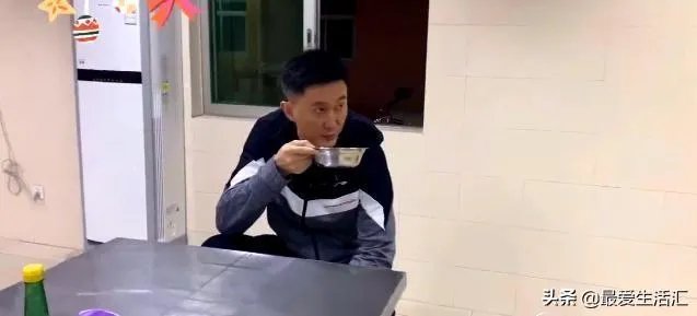 广东男篮随队记者关辛，晒出了球队在圣诞之夜的晚餐，杜锋看着录像喝鸭汤，你怎么看？