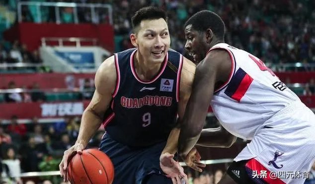 广东男篮随队记者关辛，晒出了球队在圣诞之夜的晚餐，杜锋看着录像喝鸭汤，你怎么看？