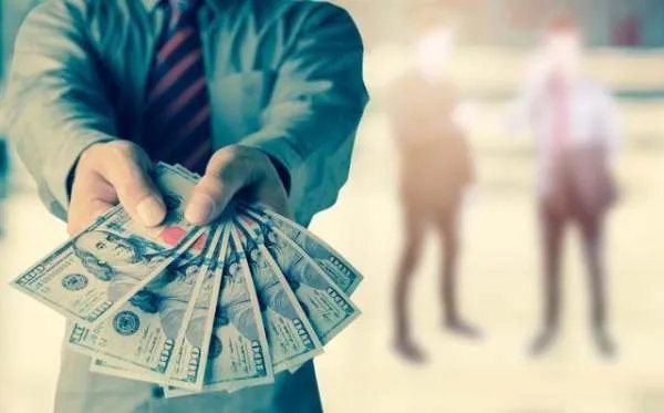 你说，美国欠那么多钱，他为什么不印钞票去还呢？