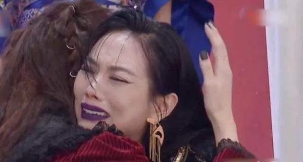 在《乘风破浪的姐姐》中，孟佳为什么会哭着看王霏霏