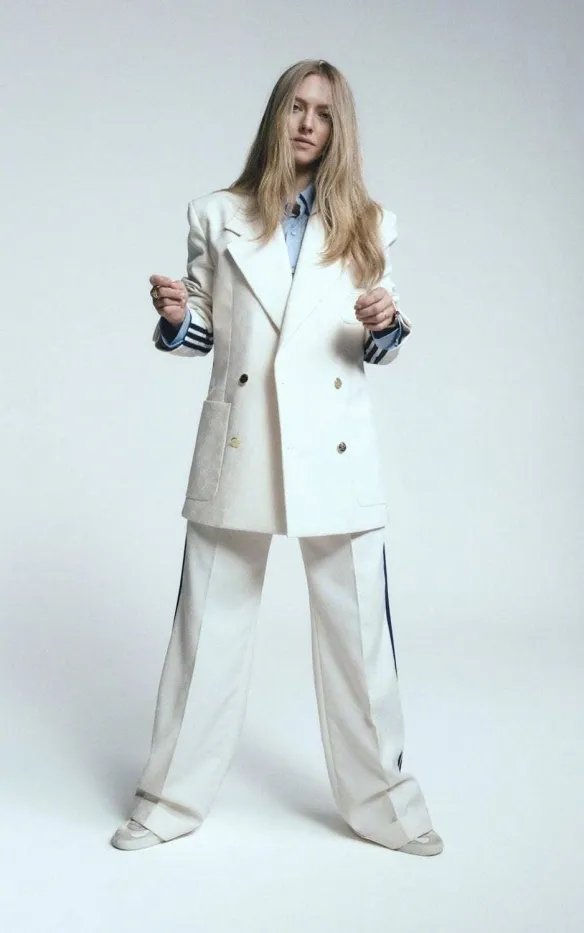 阿曼达·塞弗里德最新杂志写真 西装套裙帅气又迷人