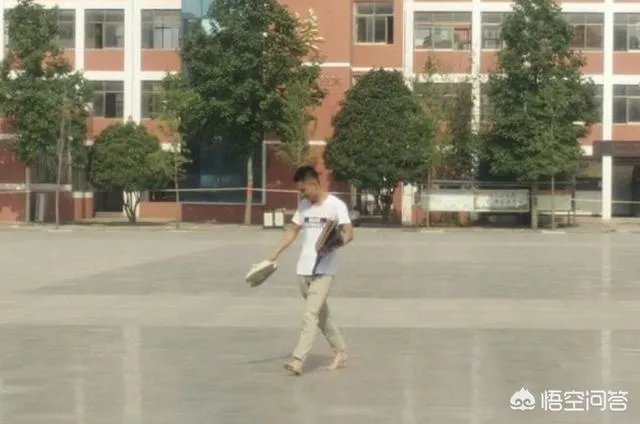 与考生换鞋，南阳一老师赤脚行走的照片火了，你怎么看？