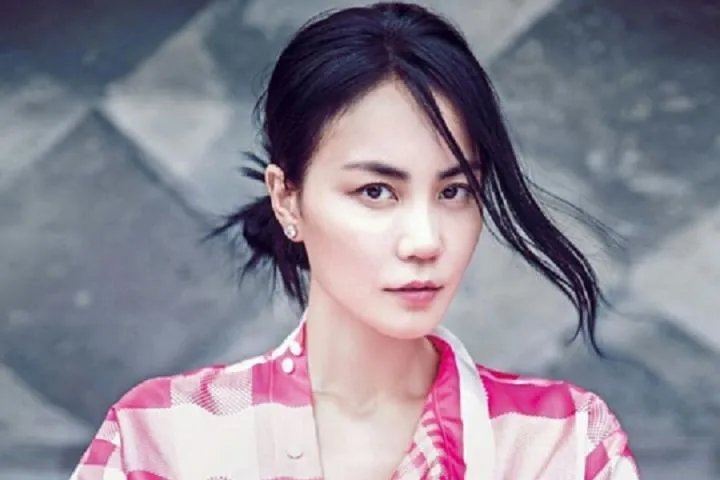 王凯、童瑶被曝深夜聚会全程牵手，两人是否正在热恋？