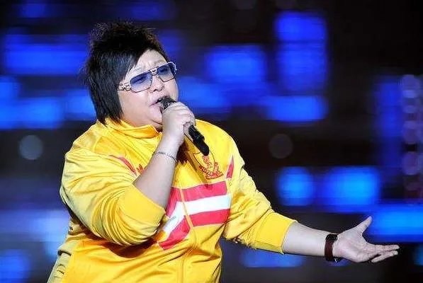 韩红一生为慈善事业,几乎要破产,居然还有人要黑她,你怎么看?