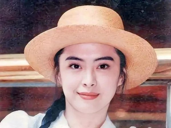 王祖贤近照曝光，被网友质疑整容，与年轻时的照片对比，判若两人，你咋看？