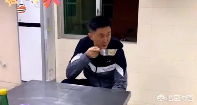 广东男篮随队记者关辛，晒出了球队在圣诞之夜的晚餐，杜锋看着录像喝鸭汤，你怎么看？