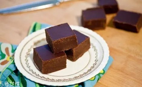 黑巧克力为什么会变白 黑巧克力发白能吃吗