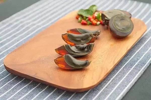 纪录片《舌尖上的中国》和《流行世界的美食》比较有哪些异同？