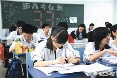 与考生换鞋，南阳一老师赤脚行走的照片火了，你怎么看？