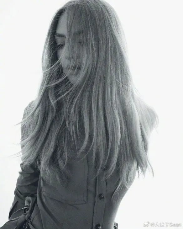 阿曼达·塞弗里德最新杂志写真 西装套裙帅气又迷人