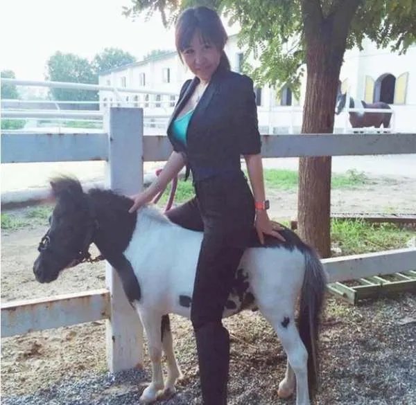 女神级台球裁判吕帅希，为何坦言想嫁给黑人？