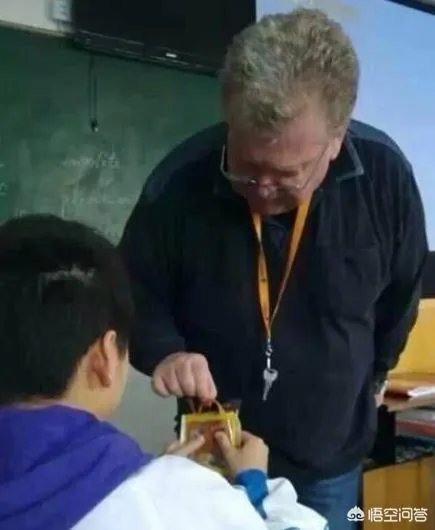 女生说请你吃辣条，是什么意思？