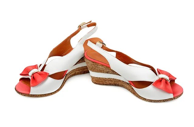 坡跟凉鞋是什么样的 坡跟凉鞋好看吗 坡跟凉鞋好穿吗