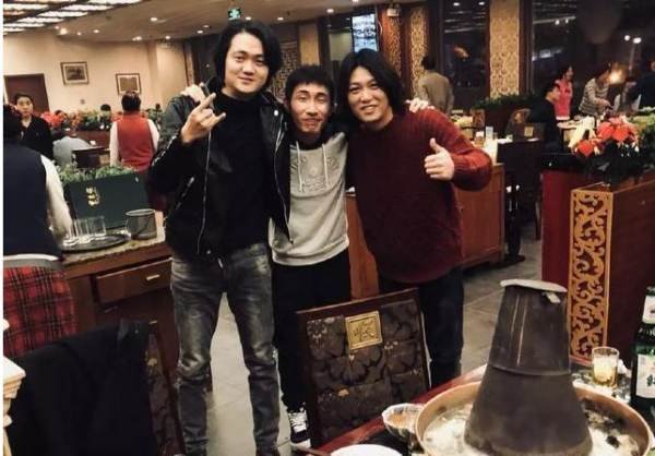 展展与罗罗歌手简介哪一年出生的？