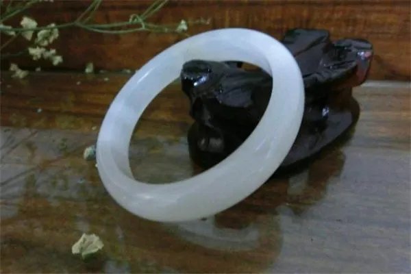 白玛瑙手镯价格 白玛瑙手镯一般多少钱