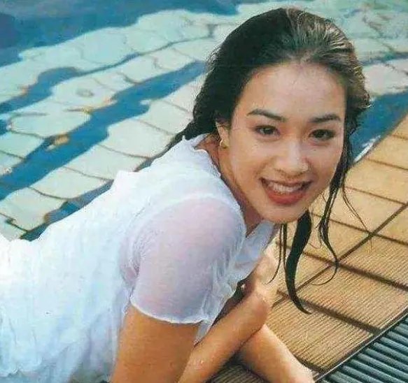 钟丽缇明明可以在演艺圈辉煌一生,却被自己的恋爱脑所耽搁!你怎么看?