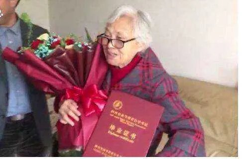 75岁奶奶拿到自考大学毕业证，期间都经历怎样的辛酸？