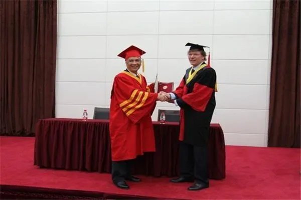 只想当高中老师，博士学位带来的收益大吗？