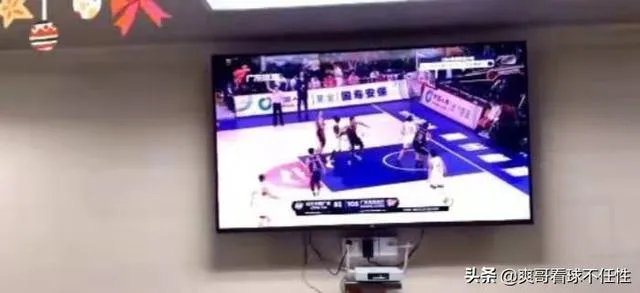 广东男篮随队记者关辛，晒出了球队在圣诞之夜的晚餐，杜锋看着录像喝鸭汤，你怎么看？