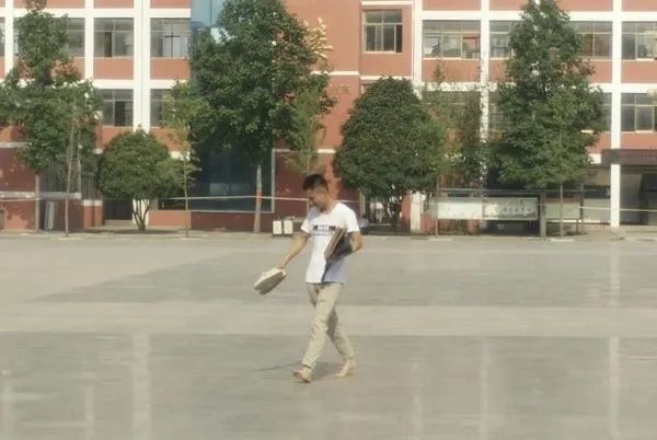 与考生换鞋，南阳一老师赤脚行走的照片火了，你怎么看？