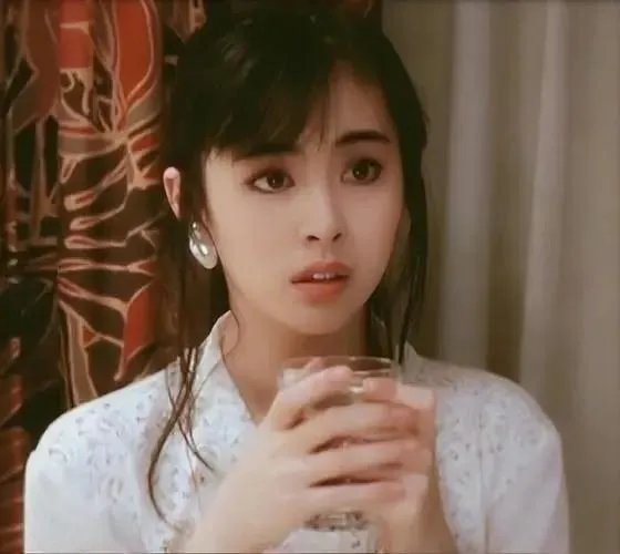 王祖贤近照曝光，被网友质疑整容，与年轻时的照片对比，判若两人，你咋看？