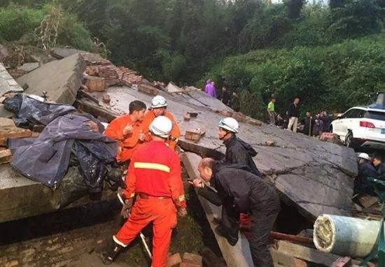 雅安山体垮塌的原因是什么？