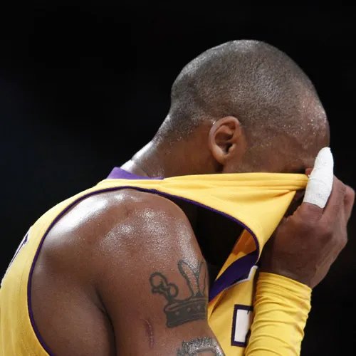 科比受伤图片流出 因背伤无缘与魔术之战