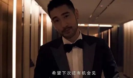 高以翔女友穿男友生前外套现身，一路陪同返乡，她会好起来吗？