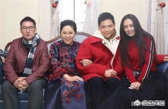 向佐郭碧婷默认恋情后亲密同框,你看好两人吗?有何祝福?