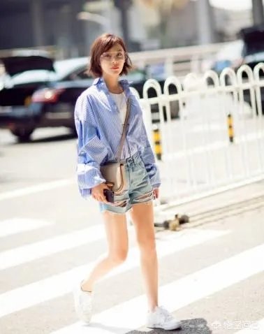 6月12日袁珊珊的机场搭配,条纹衬衫配短裤非常可爱,如何利用搭配穿出俏皮的感觉?