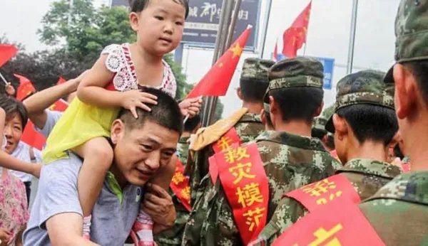 军民一家亲！关于游客帮哨兵撑伞一事，你有何看法或观点？