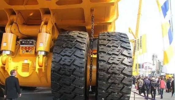 世界上最大的矿车——卡特彼勒797载重400吨，一个轮子5.3吨
